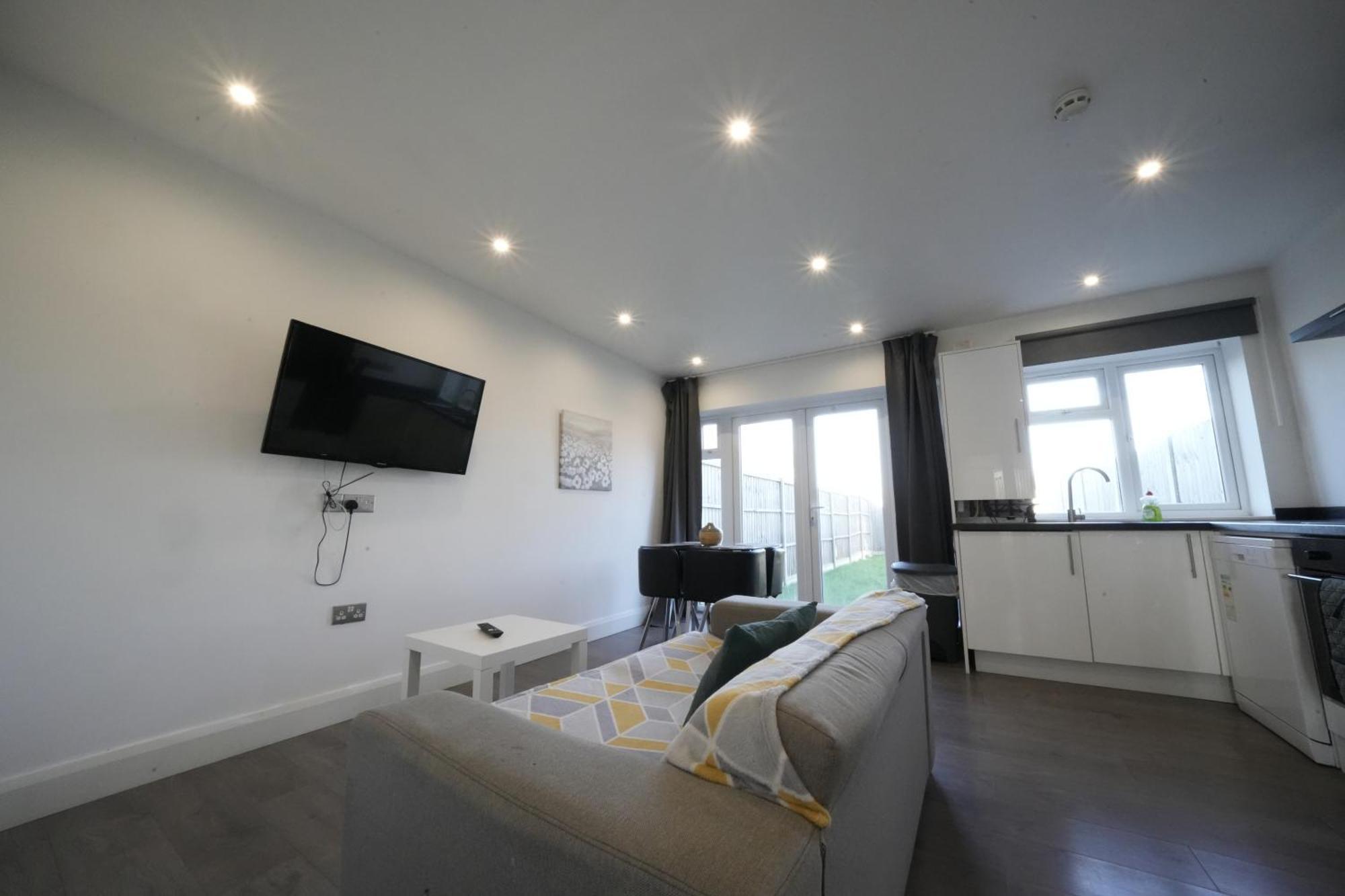 Hatton Apartments Heathrow Airport- Free Parking-Free Underground To And From Heathrow Airport Hatton Cross See Picture-See London Fast Hatton Cross To Central London 30Min Exterior foto